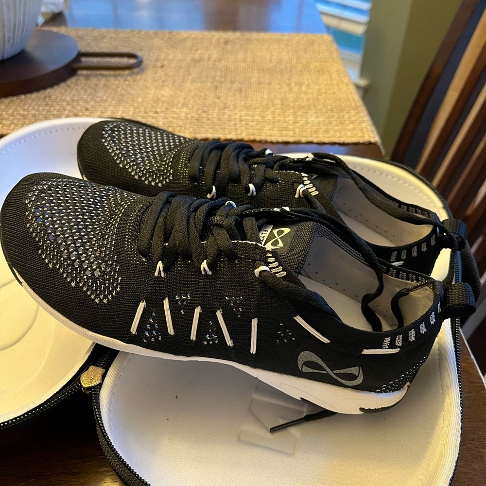 Nfinity flyte black cheer shoes women’s size 6.5